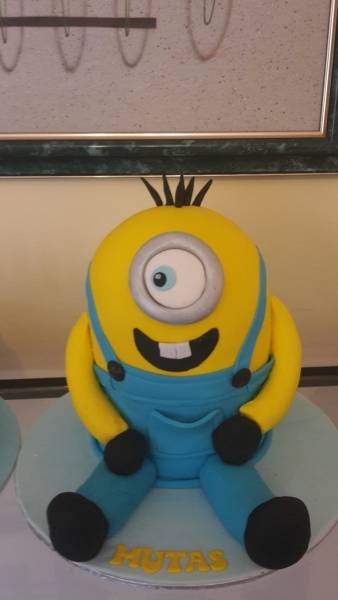 Minions Birthday Cake with Name and Photo | Minion birthday cake, Minion  birthday, Birthday cake with photo