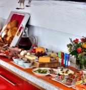 Fresh fruit, bread roll, cheese, cold meat Buffet